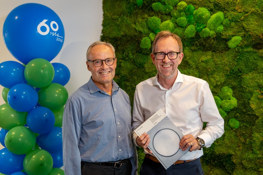 Bestyrelsesformand og ejer, John-Erik Karlsen og  koncernchef Kim Robert Lisø med jubilæumsbogen udgivet i forbindelse med GK's 60 års jubilæum.